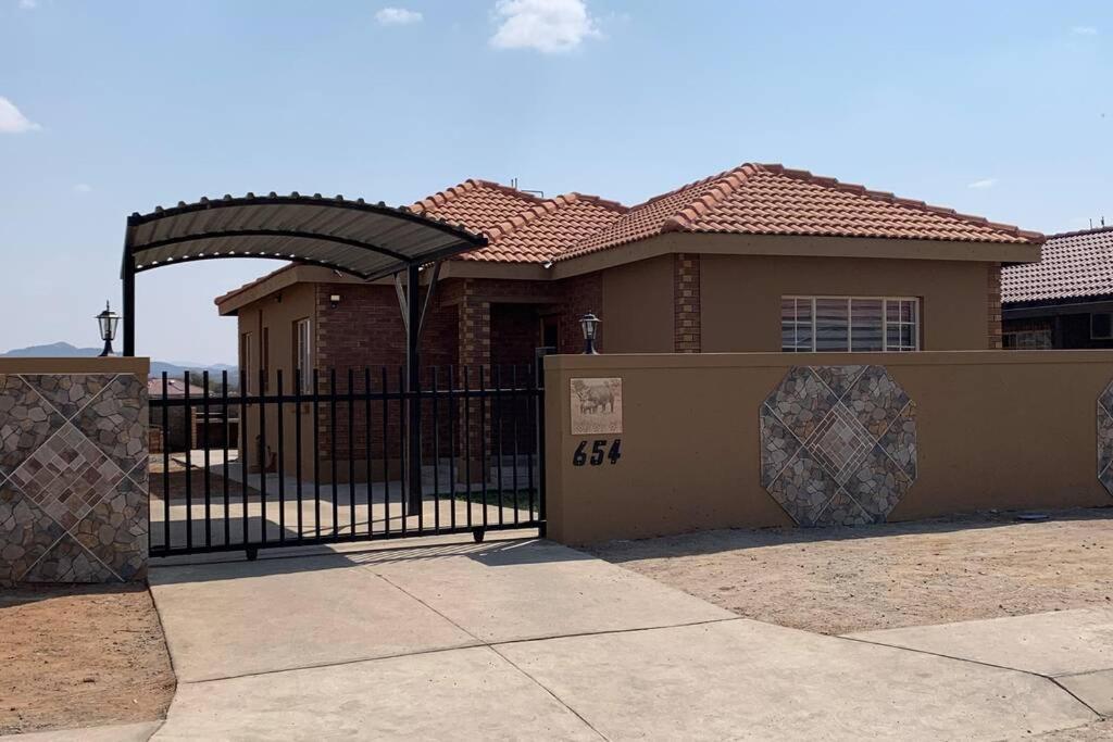Rhino House With 3 Bedrooms Next To Pilanesberg And Sun City Mogwase Extérieur photo