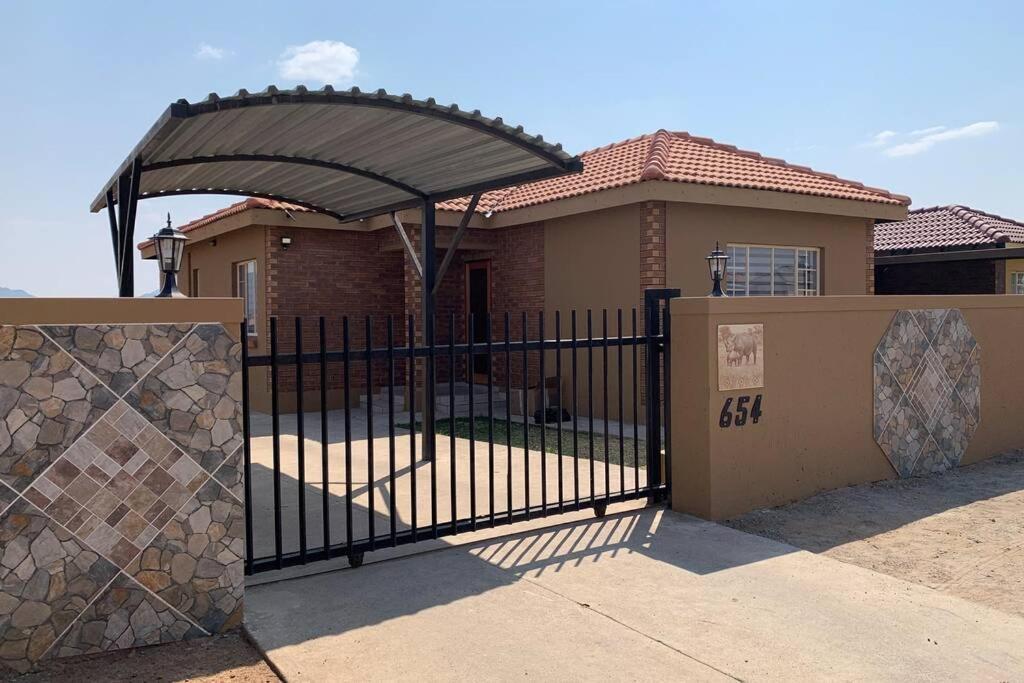 Rhino House With 3 Bedrooms Next To Pilanesberg And Sun City Mogwase Extérieur photo